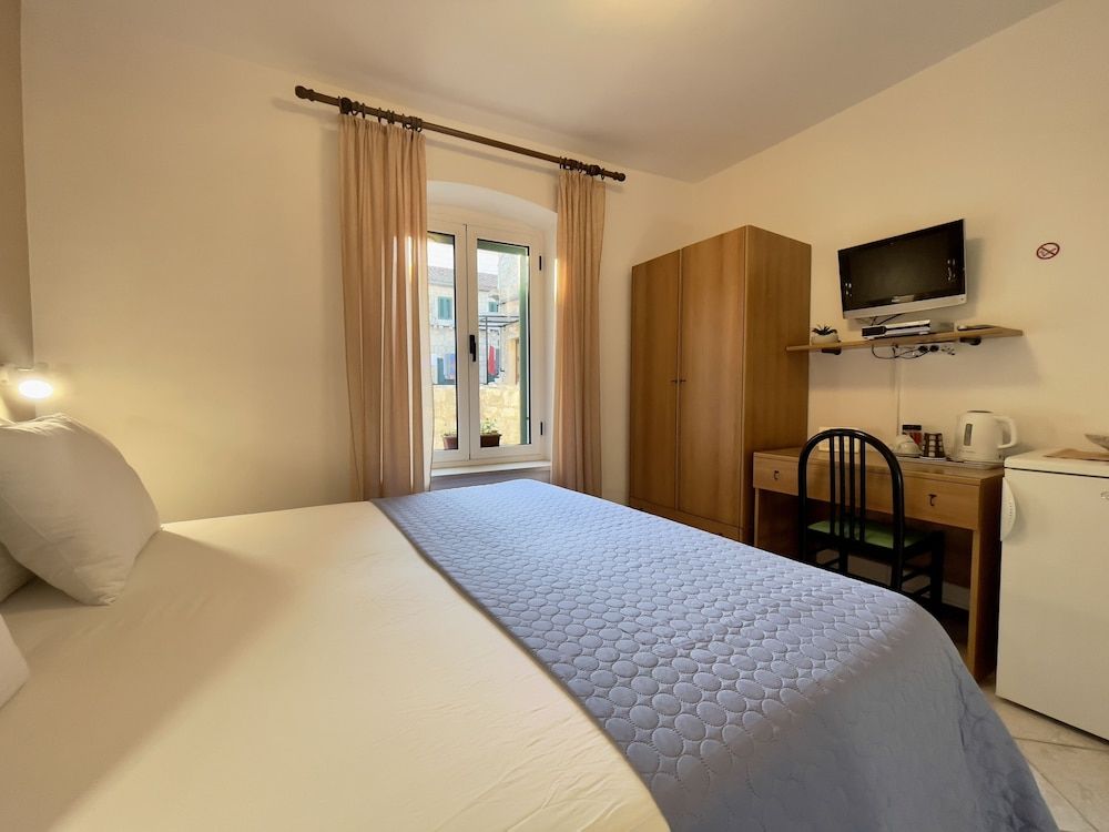 Rooms & Apartments Villa Town Gate Double or Twin Room, Non Smoking, City View 2