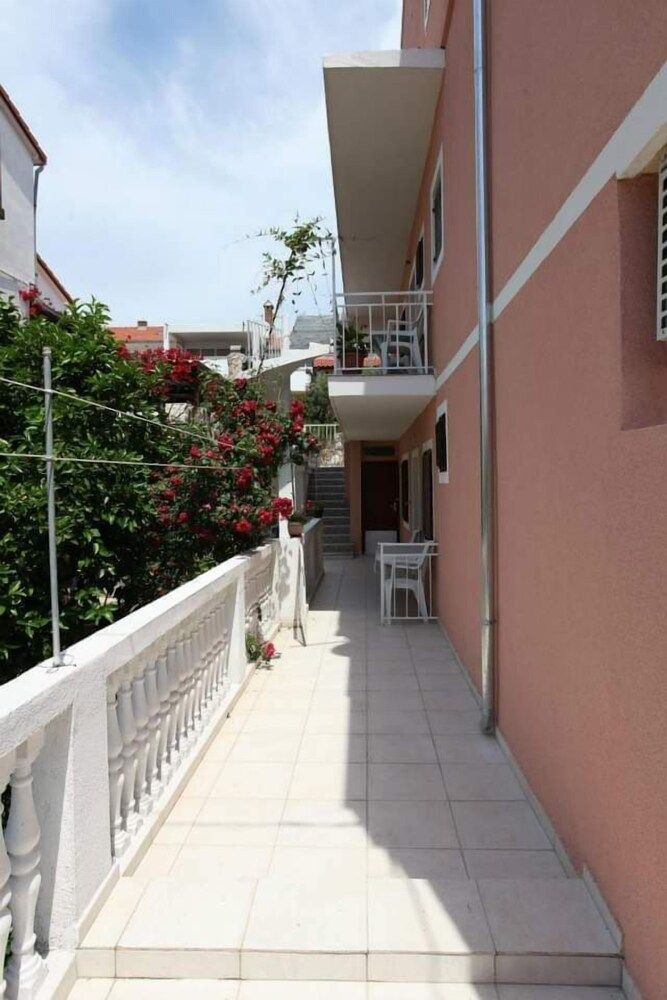 undefined Apartments Alissa 6