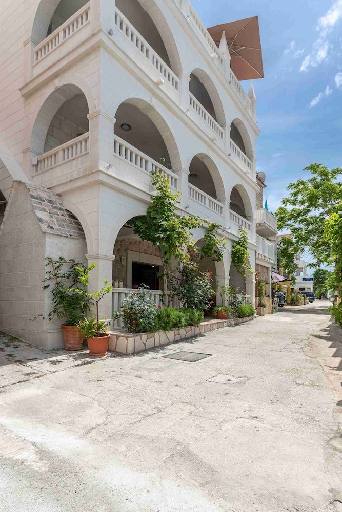 undefined Villa Stonehouse