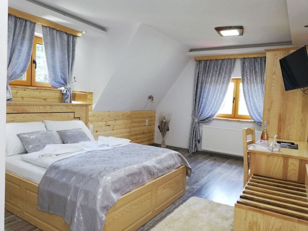 undefined Rustic Inn River 10