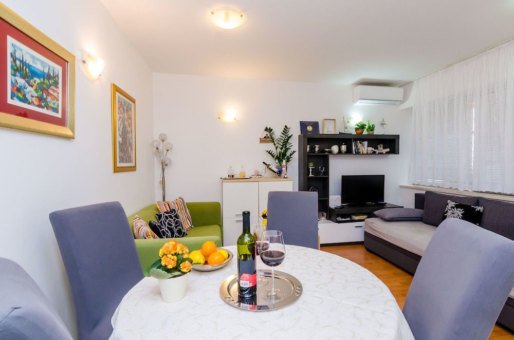 undefined Apartments Captain 5