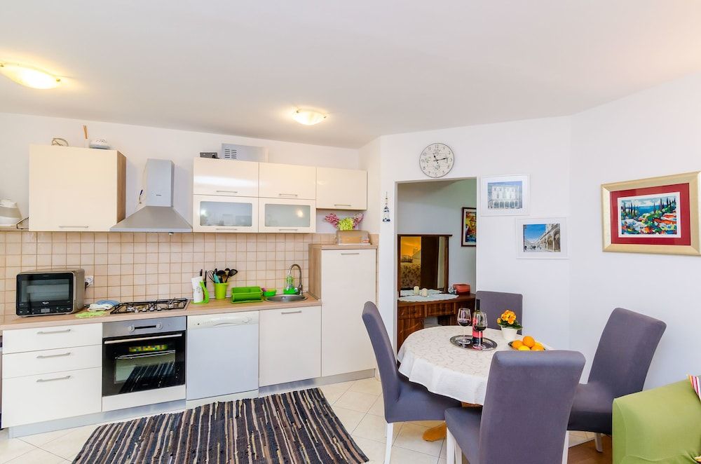 undefined Apartments Captain 6