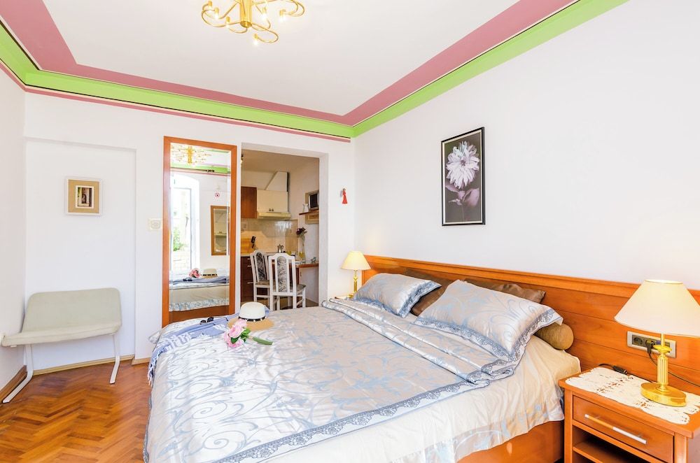 undefined Apartments Nicol 7