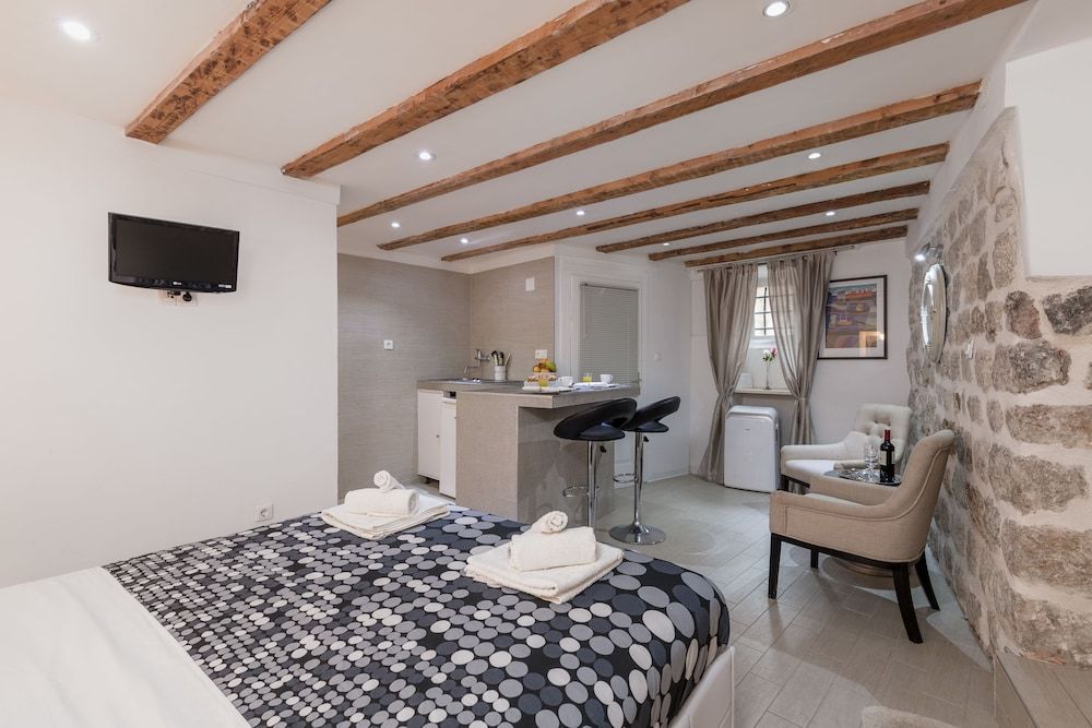 Old Town Center Studio Apartments Apartment, 1 Queen Bed 9