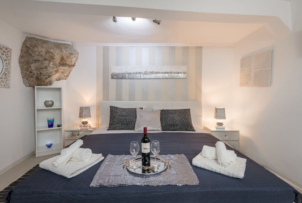 Old Town Center Studio Apartments Apartment, 1 Queen Bed 11