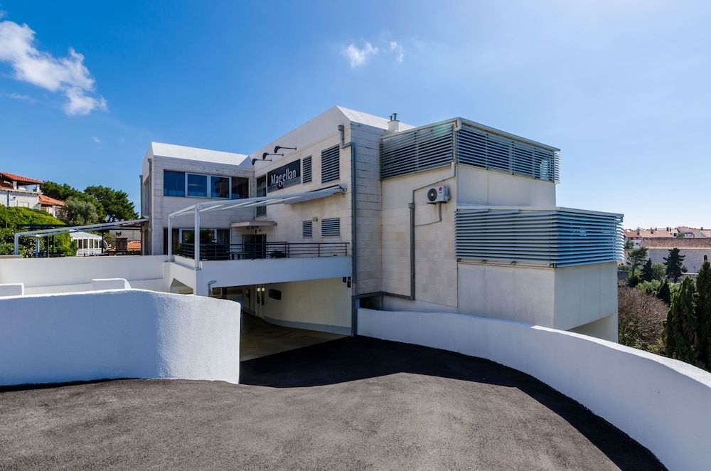 undefined Magellan Deluxe One 2