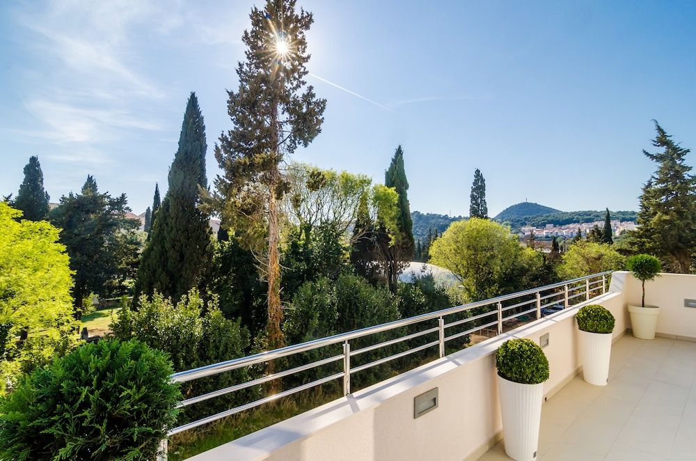 Magellan Deluxe One Deluxe Apartment, Garden View 12