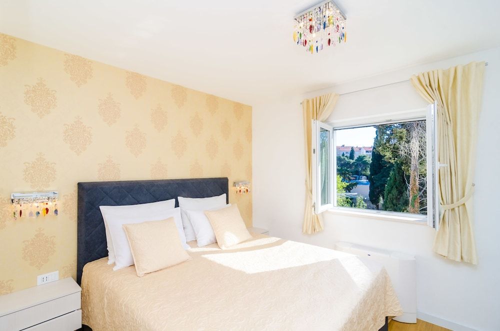 undefined Magellan Deluxe One 10