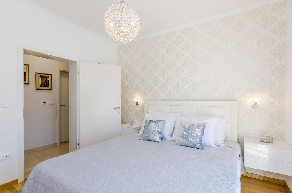 undefined Magellan Deluxe Two 10