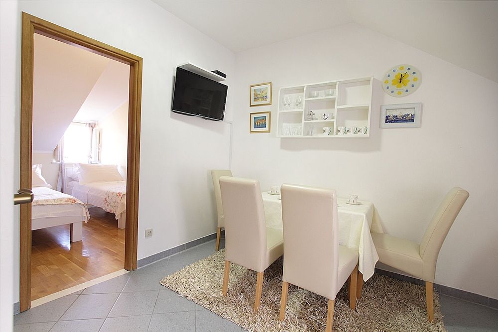 Apartments Kovac Old Town Apartment, 2 Bedrooms (2) 10