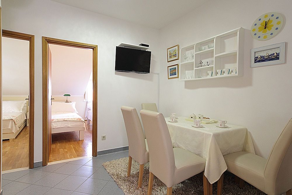 Apartments Kovac Old Town Apartment, 2 Bedrooms (2) 9