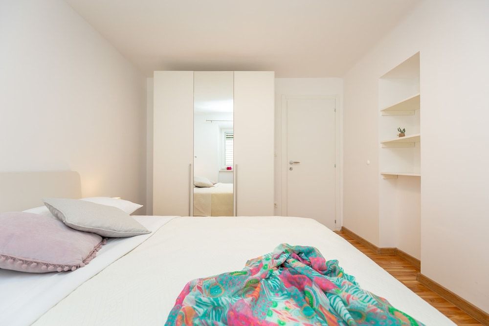 undefined Apartment Emily 5