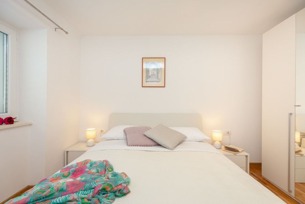 undefined Apartment Emily 3