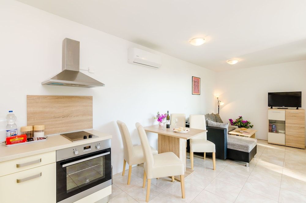 Apartments Maurora Apartment, 2 Bedrooms, Park View 11