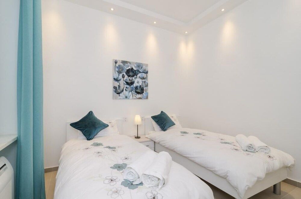 undefined Apartment Take That 8