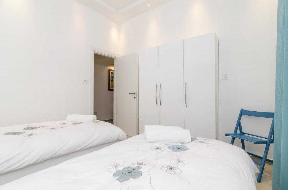 undefined Apartment Take That 5