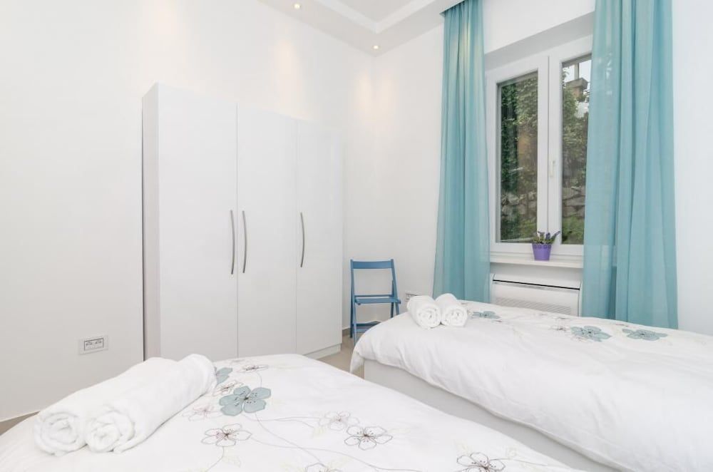 undefined Apartment Take That 7