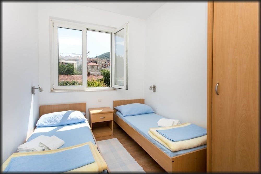 undefined Hrvoje's Place 9