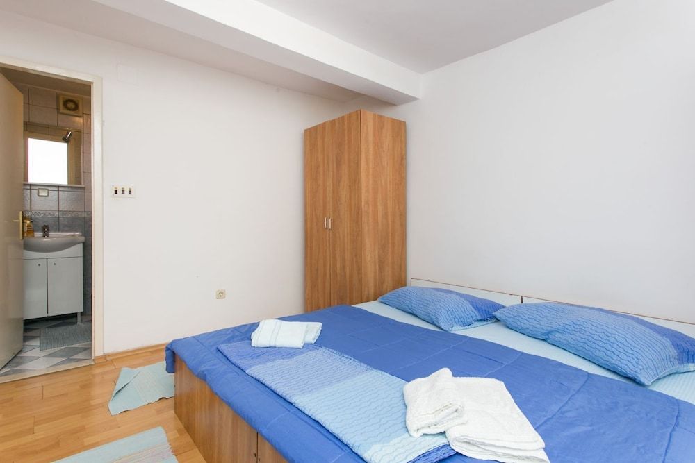 undefined Hrvoje's Place 6