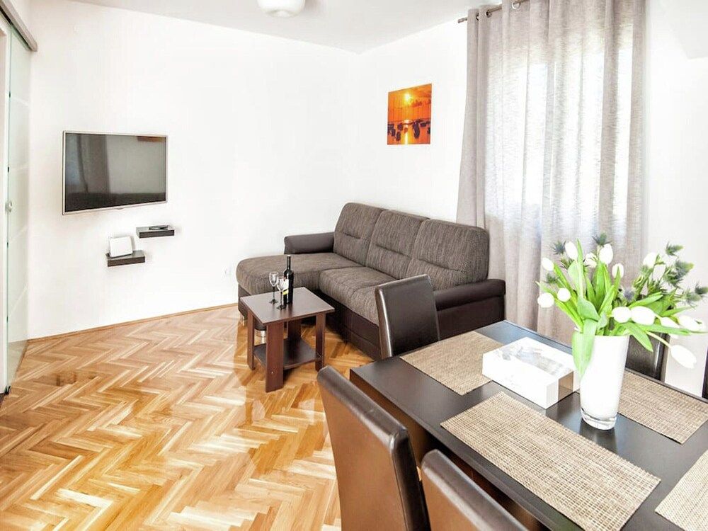 Luxury Apartment With Private Balcony in Quiet Area Apartment 20