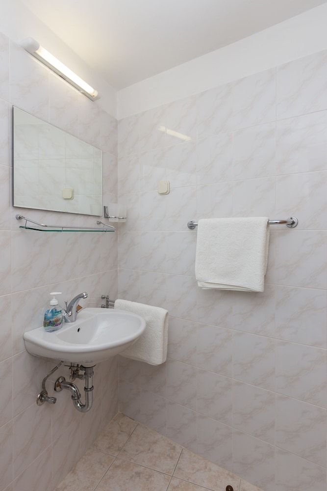 Apartments Miskovic Studio (Studio Apartment with Balcony and Sea) 12