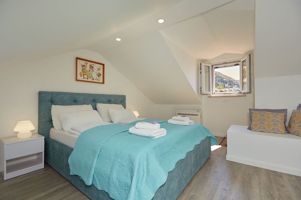 Holiday Home Festina Lente House (3 Bedroom HH with Garden and Sea View) 9