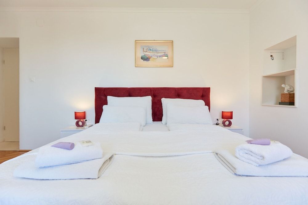 Holiday Home Festina Lente House (3 Bedroom HH with Garden and Sea View)