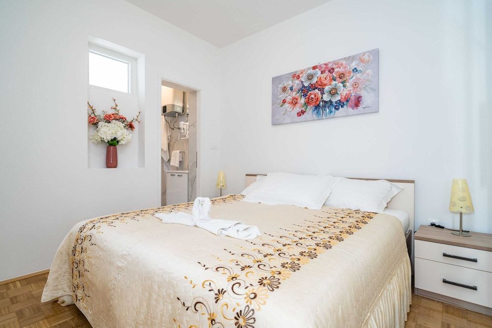 undefined Apartman Debos