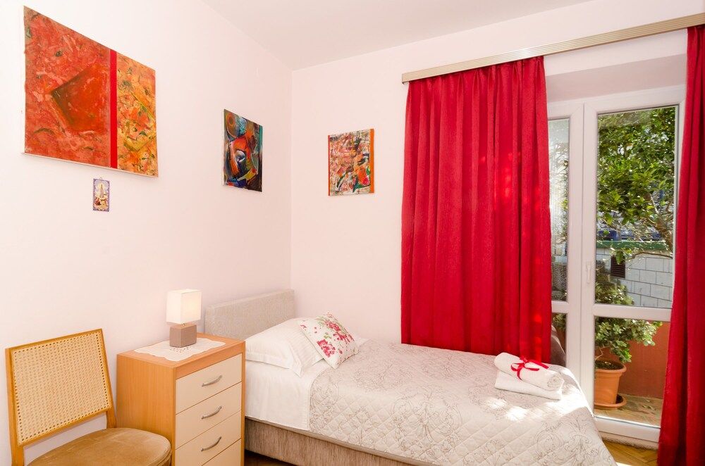 undefined Apartman Red Orange 4