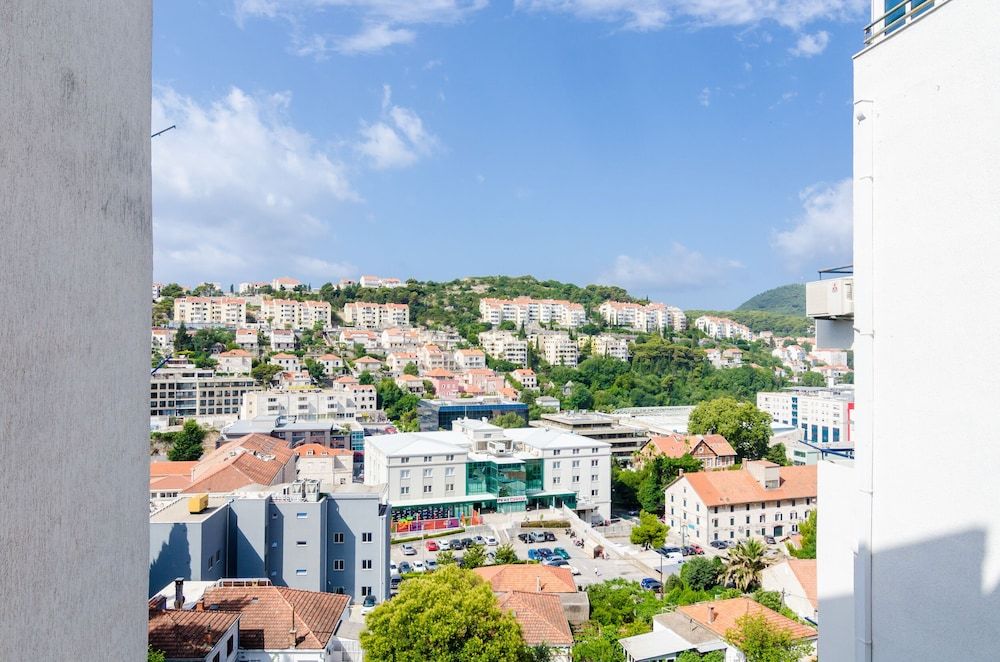 Apartment South Side Studio (Studio Apartment with City View) 8