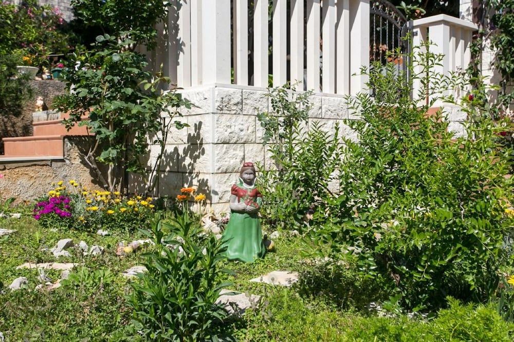 undefined Apartments Marina 4