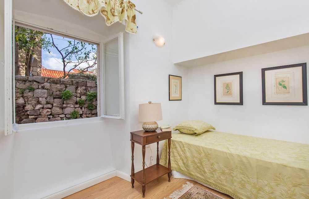 Steps Old Town Apartments by Irundo Superior Apartment 10