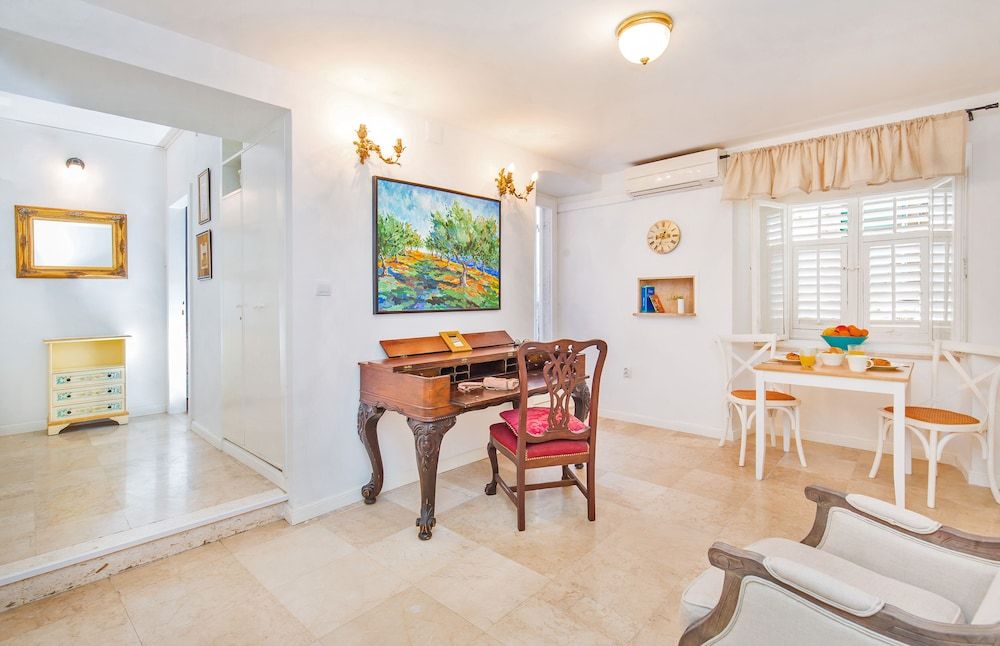 Steps Old Town Apartments by Irundo Deluxe Apartment 8