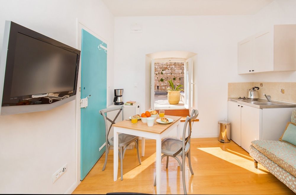 Steps Old Town Apartments by Irundo Superior Apartment 9