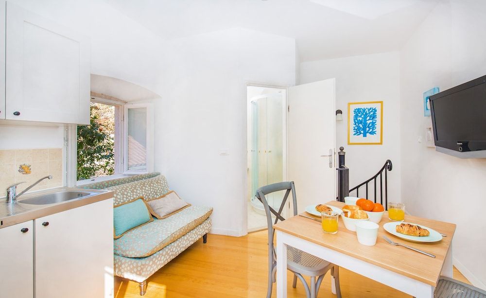 Steps Old Town Apartments by Irundo Superior Apartment 7