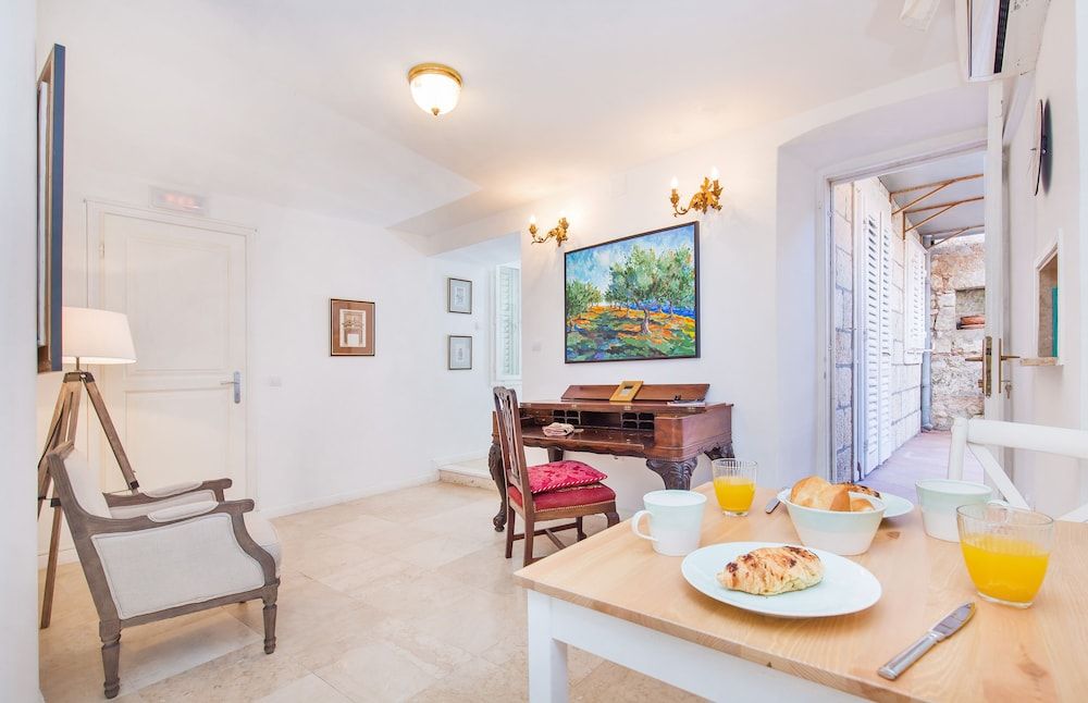 Steps Old Town Apartments by Irundo Deluxe Apartment 9