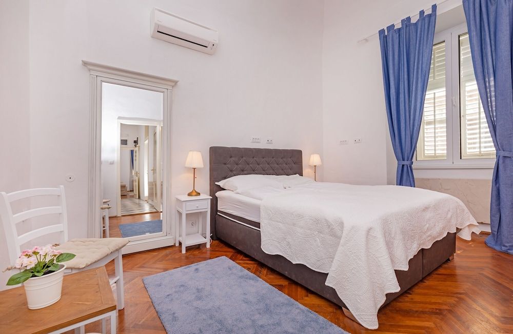 undefined City Buzz Apartment by Irundo