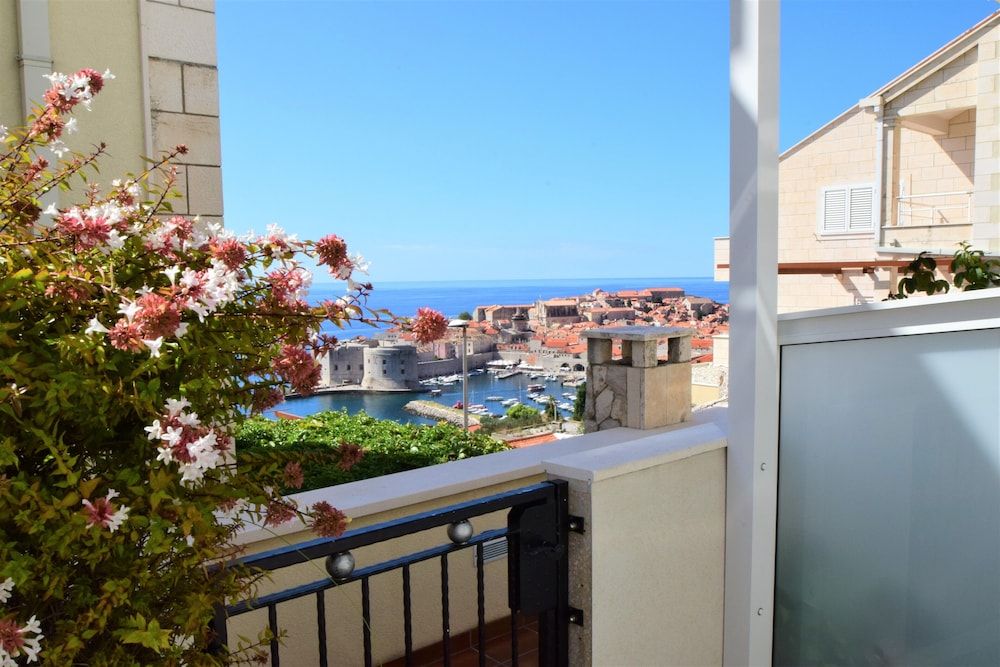 55 & 54 Stairs Apartments Executive Studio Suite 8