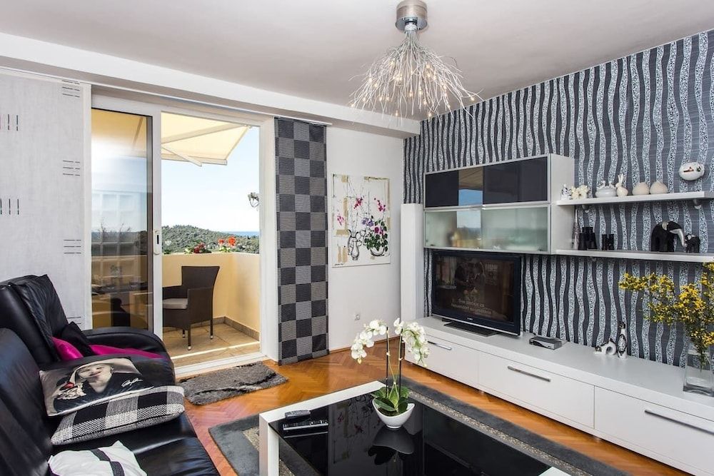 undefined Leo Apartment 10