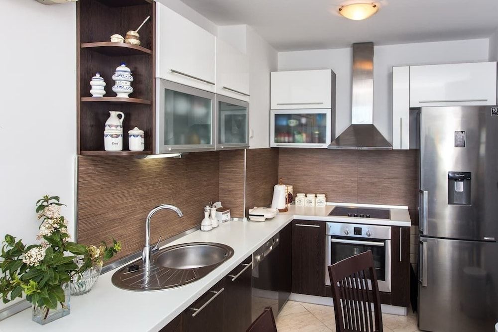 undefined Leo Apartment 8