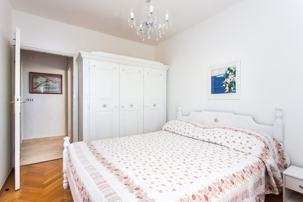 undefined Leo Apartment 2