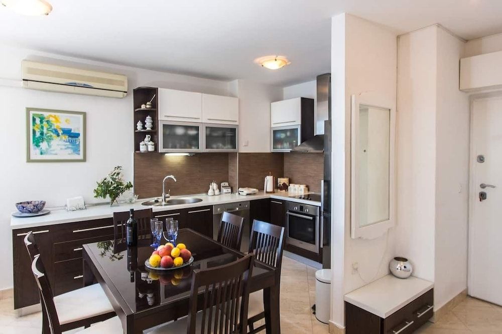 undefined Leo Apartment 6