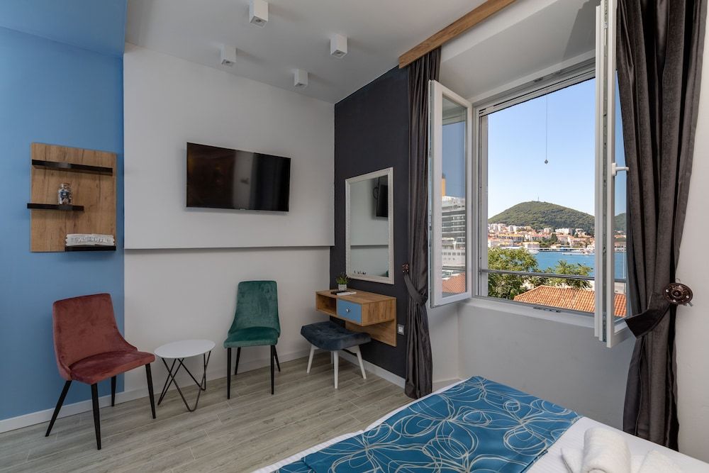 Apartments and rooms Naida Deluxe Double or Twin Room 17