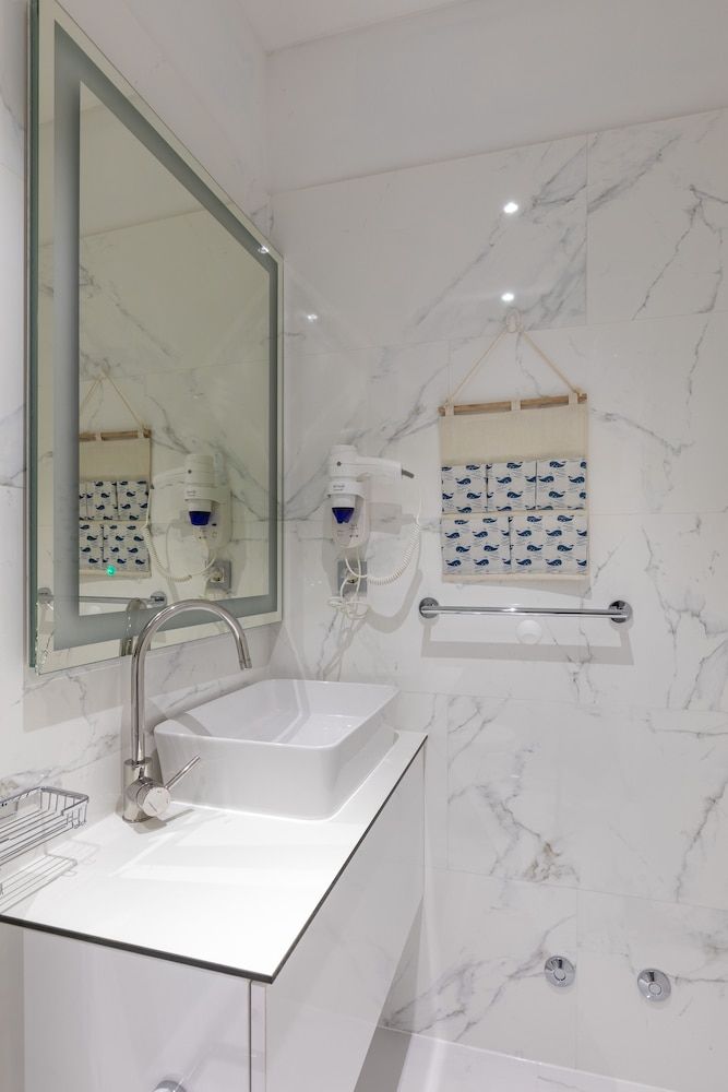 Apartments and rooms Naida Deluxe Double or Twin Room 11