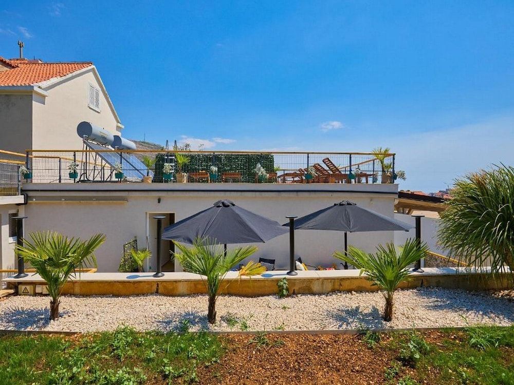 undefined Palm Tree Apartments 6