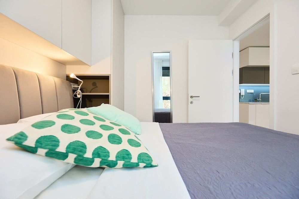 undefined Hedera A12 2