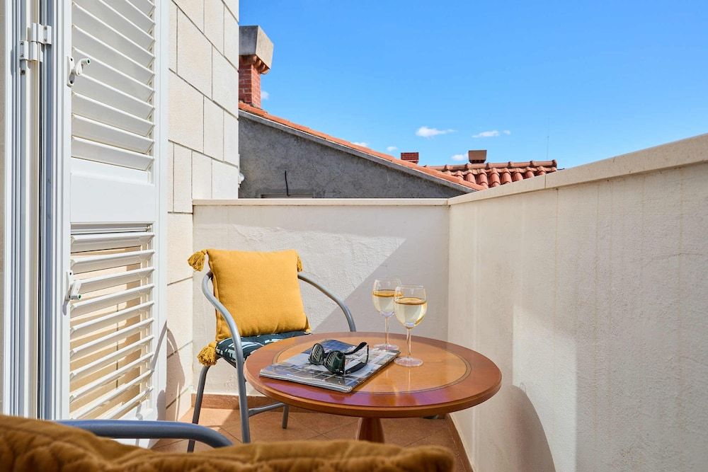 Mount Royal Apartment (3 Bedrooms)