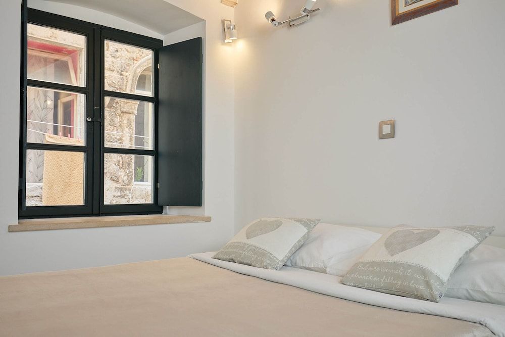 undefined B-17 APARTMENTS