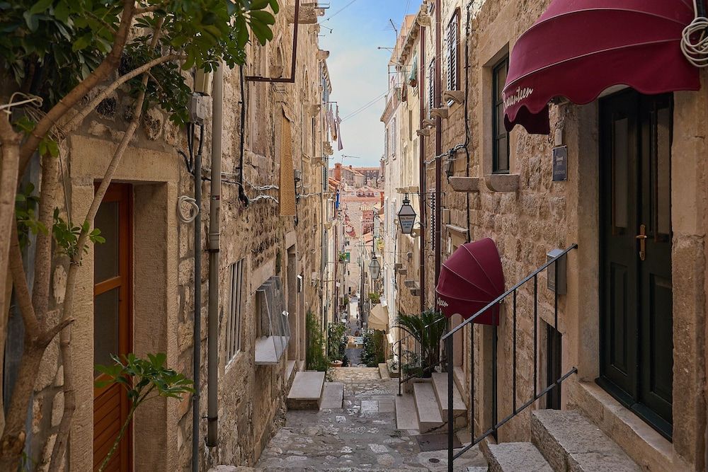 undefined B-17 APARTMENTS 2