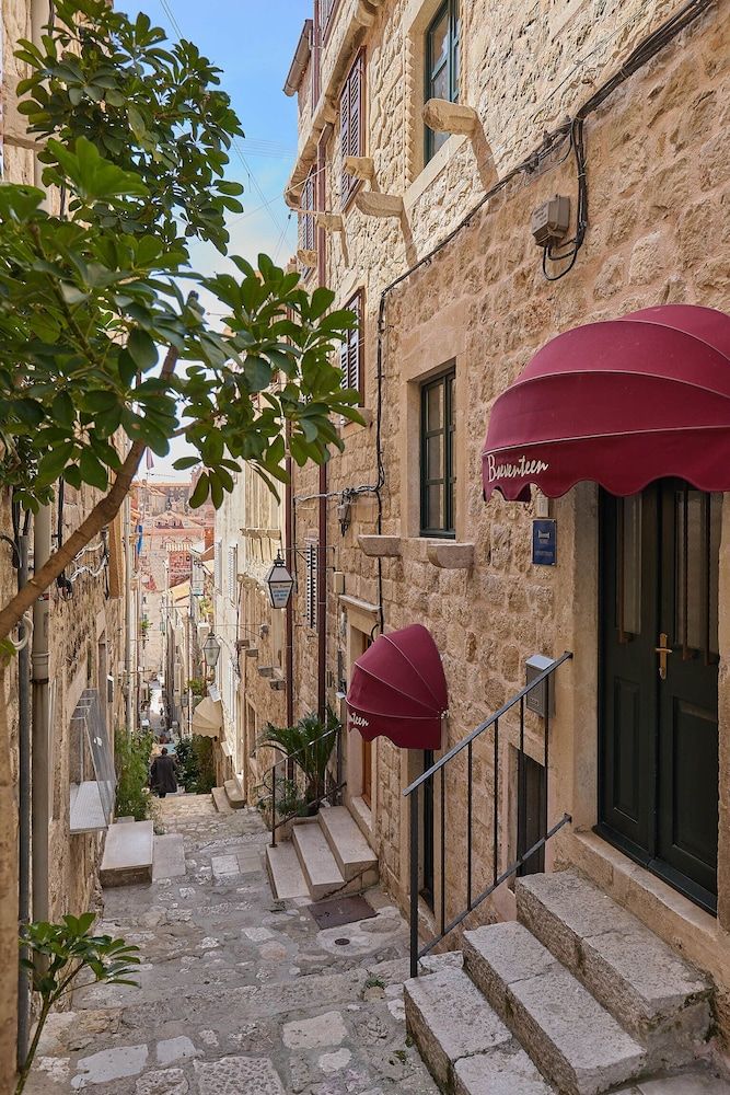 undefined B-17 APARTMENTS 4